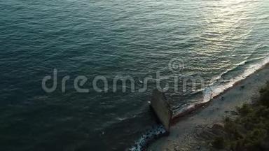 黑海沿岸的孤独岩石名为“岩石帆”，由海浪和海鸥通过<strong>电影</strong>4k镜头飞行
