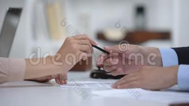 汽车租赁专家赠女笔签合同，车辆保险特写