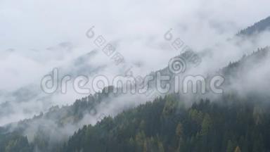 神秘多云多雾的秋季高山山坡景象.. 奥地利Lienzer Dolomiten阿尔卑斯山。