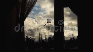 窗外一片阴云密布的景色在一个刮风的日子里