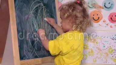 活跃的小女孩在<strong>教室</strong>里画黑板，<strong>幼儿园</strong>学校的家
