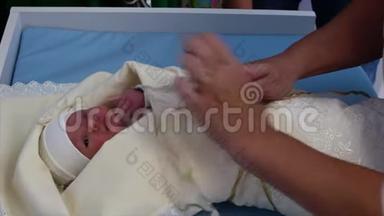 母亲在分娩后把新生婴儿襁褓中. 新生儿出生后躺在床上，看着