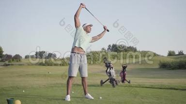 肖像中东男子在比<strong>赛前</strong>热身，头上拿着一个高尔夫球杆。 夏日休闲。