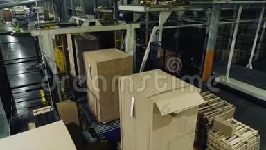 工厂车间传送带上折叠纸板箱