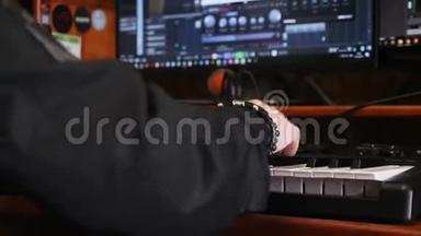 年轻艺术家在家录音室用电子<strong>钢琴</strong>键盘创作一首歌。 在音乐工作室用手弹奏<strong>钢琴</strong>。 声音