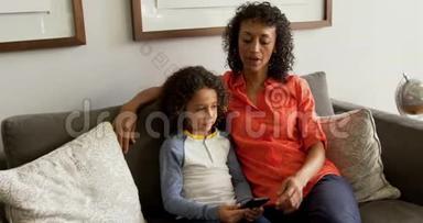 4k<strong>医院大厅</strong>中非裔美国母亲与儿子交谈的正面图