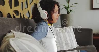 在4k<strong>医院大厅</strong>，带耳机的白人男孩在数字平板电脑上玩游戏