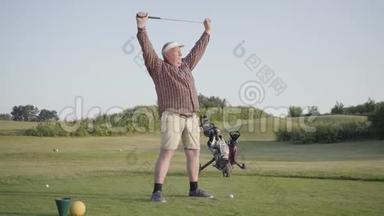 肖像成熟的人在比<strong>赛前</strong>热身，头上拿着一个高尔夫球杆。 老人在户外玩游戏
