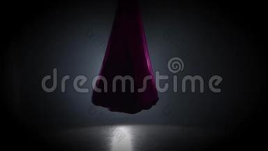 女子空中体操运动员在马戏团<strong>舞台</strong>上<strong>表演</strong>紫罗兰丝绸。 精彩的杂技<strong>表演</strong>