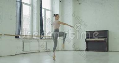 芭蕾舞演员在<strong>舞蹈室练习</strong>钢琴