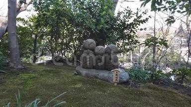 日本花园中的日本<strong>小和尚</strong>雕像