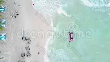 热带天堂海滩喷气滑雪的鸟瞰图
