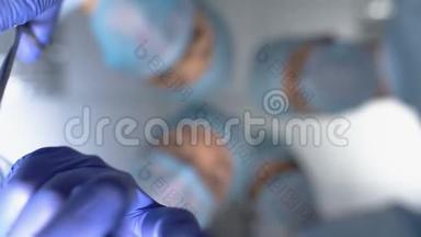 外科医生用医疗器械切割肿瘤以治愈病人，底部视图