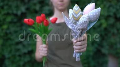 妇女展示手工纺织的一束鲜花到相机，再利用布