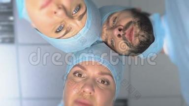 穿制服的外科医生在手术室看病人，噩梦般的特写