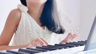 穿着白色连衣裙的贴身女孩在清晨阳光下弹钢琴，幸福地微笑着
