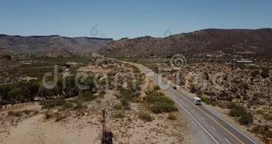 美丽的电影空中镜头，汽车和露营车驾驶在阳光明媚的沙漠<strong>山道</strong>在美国。 旅行旅行旅行冒险