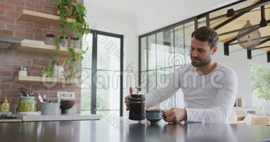 在舒适的家里，男人在餐桌上用<strong>咖啡</strong>杯<strong>倒咖啡</strong>4k