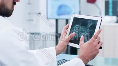 医生在<strong>数码</strong>平板电脑<strong>屏</strong>幕上观察和分析X光