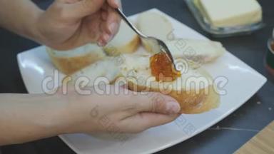 把红鱼子酱涂在白面包上。 厨师用黄油把鱼子酱涂在罐头上。 夹着面包和黄油的女人