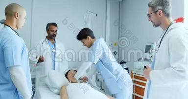 医生将一名病人重新安置在病床上