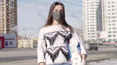 在2019年冠状病毒COVID-19的检疫大流行期间，一名妇女带着<strong>卫生纸</strong>，戴着医用口罩行走