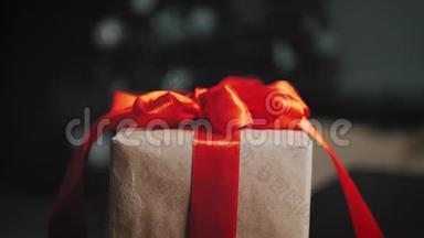<strong>背景</strong>圣诞树上的棕色<strong>礼品</strong>盒和<strong>红色</strong>丝带。