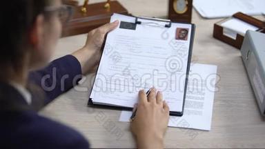 雇员查阅签证申请及签署递解出境文件