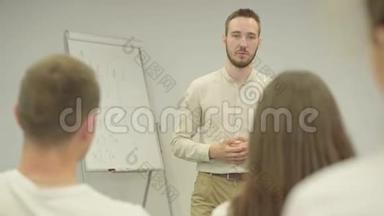 自信积极的人穿着正式服装在办公室讲课，站在办公室的黑板前与人交谈