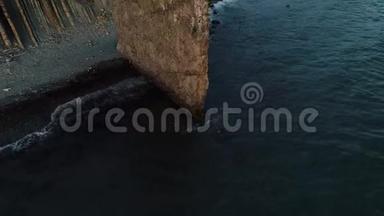 黑海中部的孤独岩石被称为“海浪冲刷岩石帆”电影4k片段