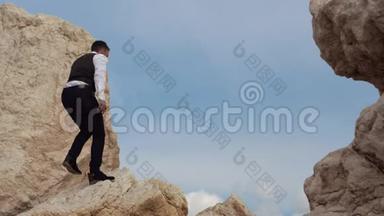 年轻时尚的男人爬上山顶，观赏神奇的自然。 塞浦路斯。 帕福斯