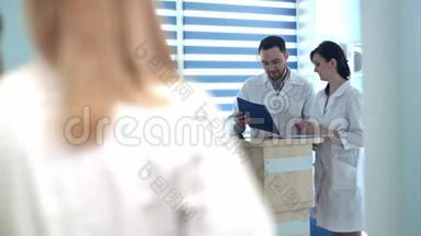 医生在医院前台查看病人文件夹
