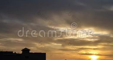 日落时分的片段与傍晚蓬松的卷卷云在多风天气与剪影建筑