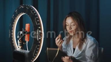 有吸引力的女人正在做化妆前的环光，拍摄美女vlog。
