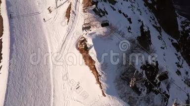 人们在冬季滑雪场的雪坡上滑雪和滑雪板。 空中观景滑雪电梯与乘客一起乘坐雪门