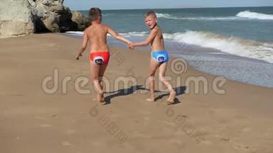 孩子们沿着海岸线<strong>奔跑</strong>。 海浪在海滩上冲刷。 男孩们牵着手沿着海滩<strong>奔跑</strong>。 孩子在里面