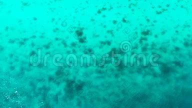 带珊瑚的泻湖，俯视图。 一片晶莹剔透的蓝绿色水的空中镜头。
