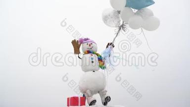 雪人拿着气球。 雪人和圣诞节时间。 喜欢<strong>寒假</strong>。