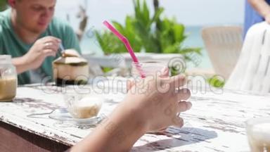 海滩上的夏日水果<strong>鸡尾酒</strong>。两个朋友在海滩上的咖啡馆喝<strong>鸡尾酒</strong>。<strong>鸡尾酒</strong>和<strong>椰子</strong>