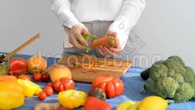 女人`手在用食物<strong>剥皮</strong>机削胡萝卜。