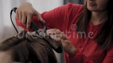 专业的理发师为拍照片`女孩的发型。