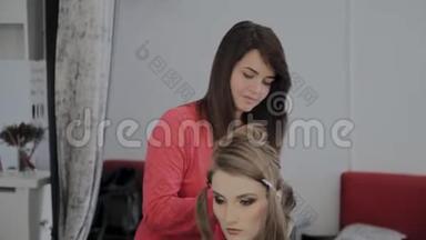 专业的理发师为拍照片`女孩的发型。