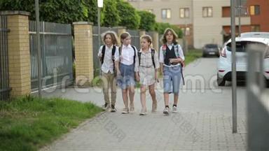 孩子们带着背包去学校附近的公园。 两个男孩和两个女孩放学后回家。 回去