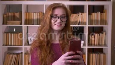 <strong>戴眼镜</strong>的年轻红发女孩的特写肖像，<strong>戴眼镜</strong>的白种人女学生在手机上打电话