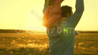 在夕阳的余晖中，<strong>父亲</strong>和他的女儿肩上玩耍。 爸爸<strong>背着</strong>心爱的<strong>孩子</strong>