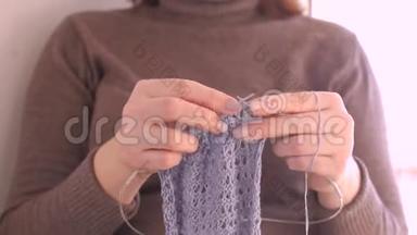 针织针，未完成的针织，女人`手。