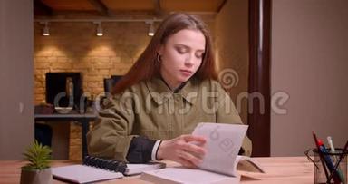 年轻少女读书时专心<strong>写作业的</strong>画像变成办公室里<strong>的</strong>书。