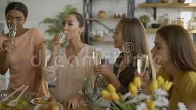 五个朋友庆祝生日。 参加<strong>晚宴</strong>的女孩喝4K葡萄酒
