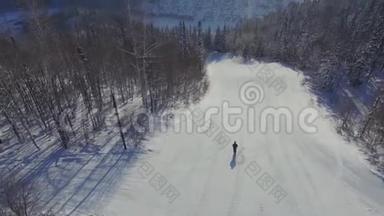 一个滑雪者滚下山