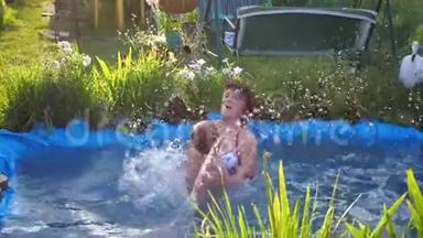 在炎热的夏天，男孩和他的祖母在一个小湖里洗澡。 男孩跳进水里，<strong>溅起水花</strong>